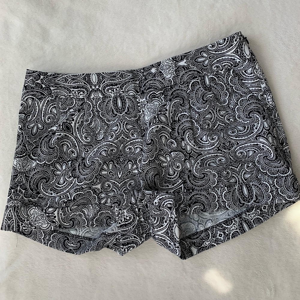 Express Mid Rise Paisley Shorts Size 4 - Picture 2 of 6